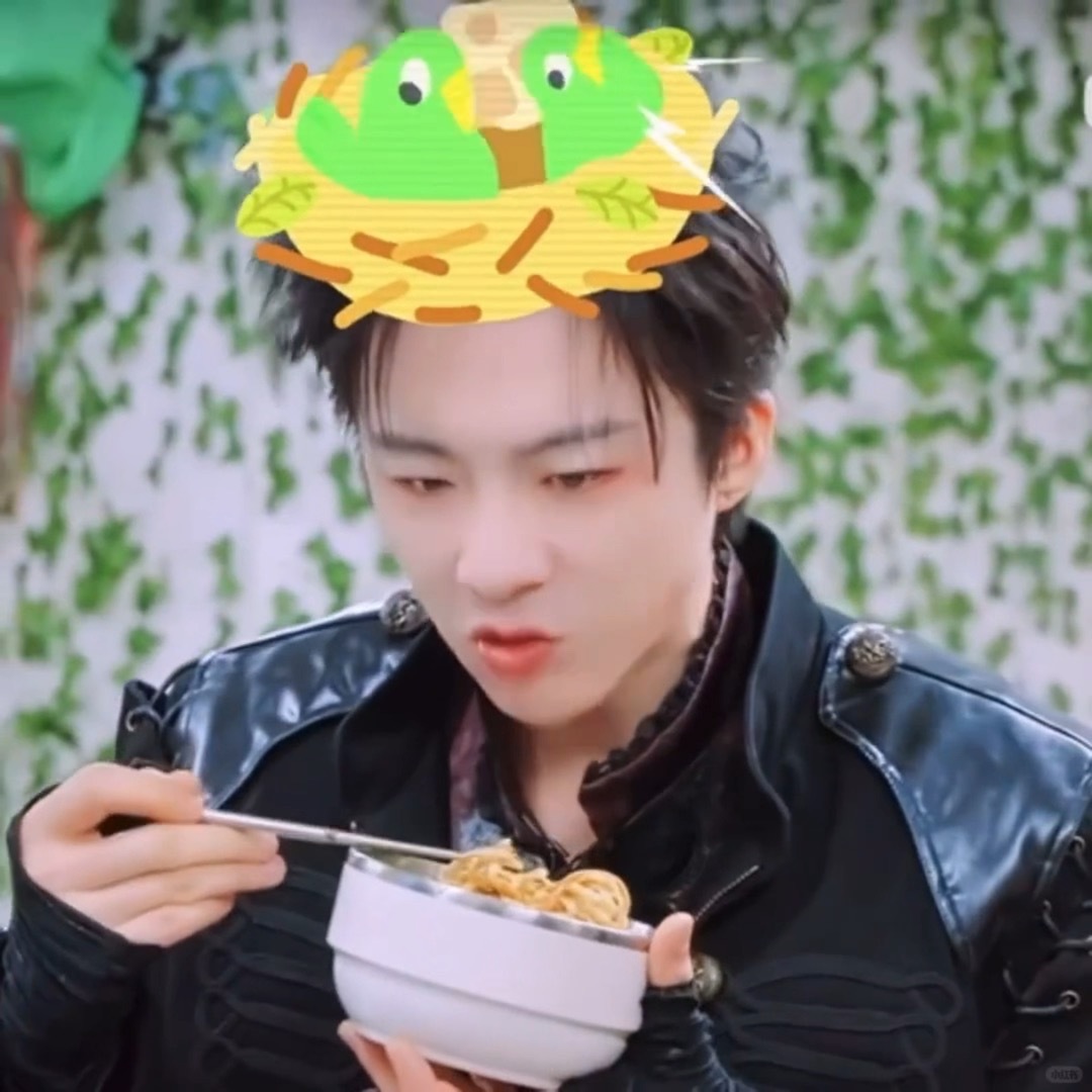 顶着任务后凌乱的鸡窝头哞哞吃面给他！都给他！让刘宇宁多吃点刘宇宁开始推理吧刘宇宁
