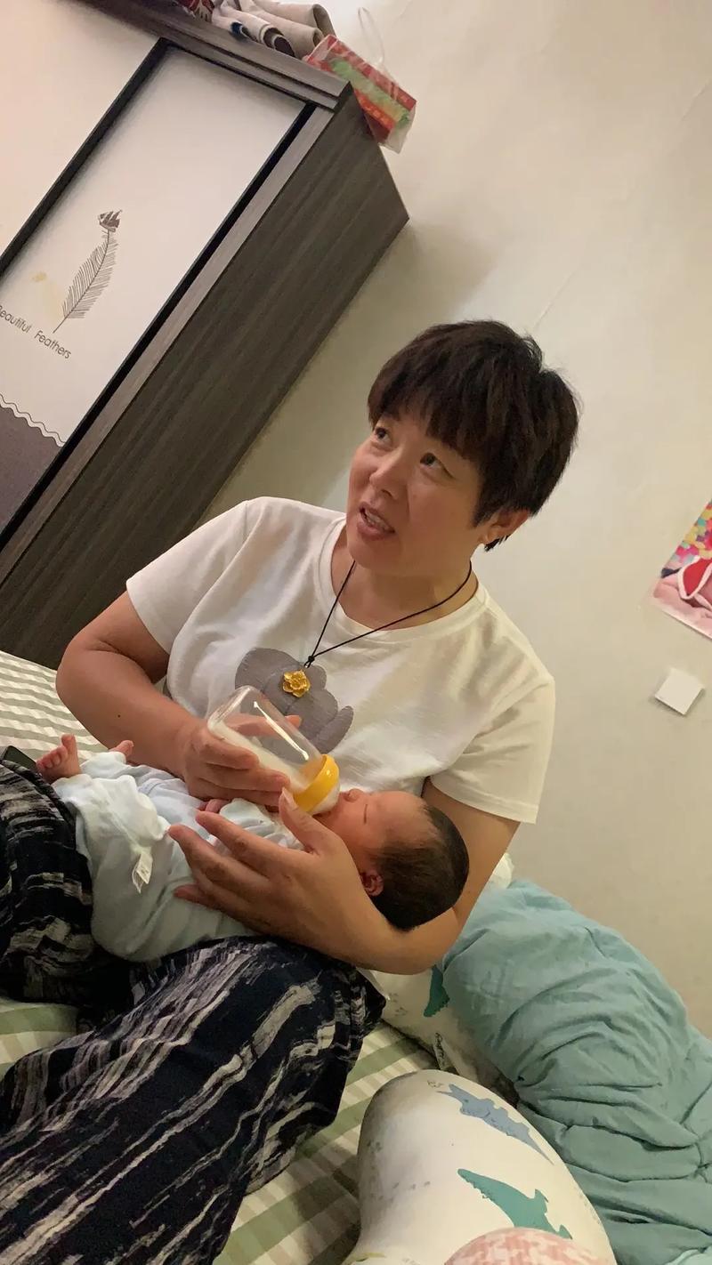 友友所说的有道理，婆婆来帮儿媳妇带孩子是亲情尤其是隔代亲使然，奶奶根本不是奔钱来