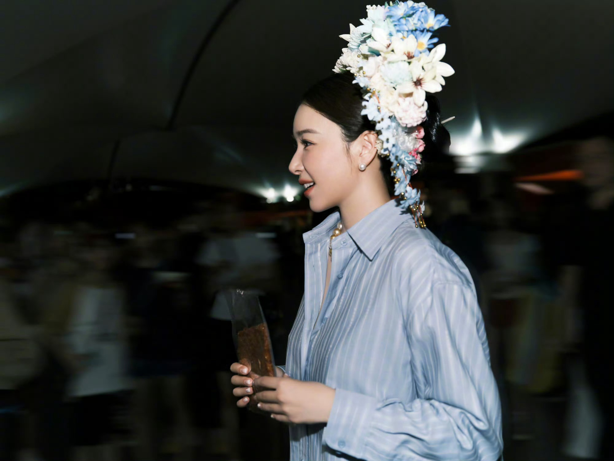 阚清子头上簪花，一路繁华[爱你][爱你][爱你]姐姐这造型太美了 笑起来好温柔 