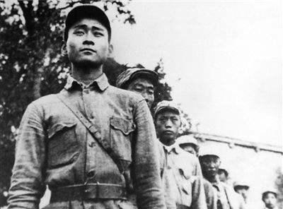 1942年，16岁的八路军小战士宋双来，在送信回去途中，遭遇了日伪军的骑兵。
