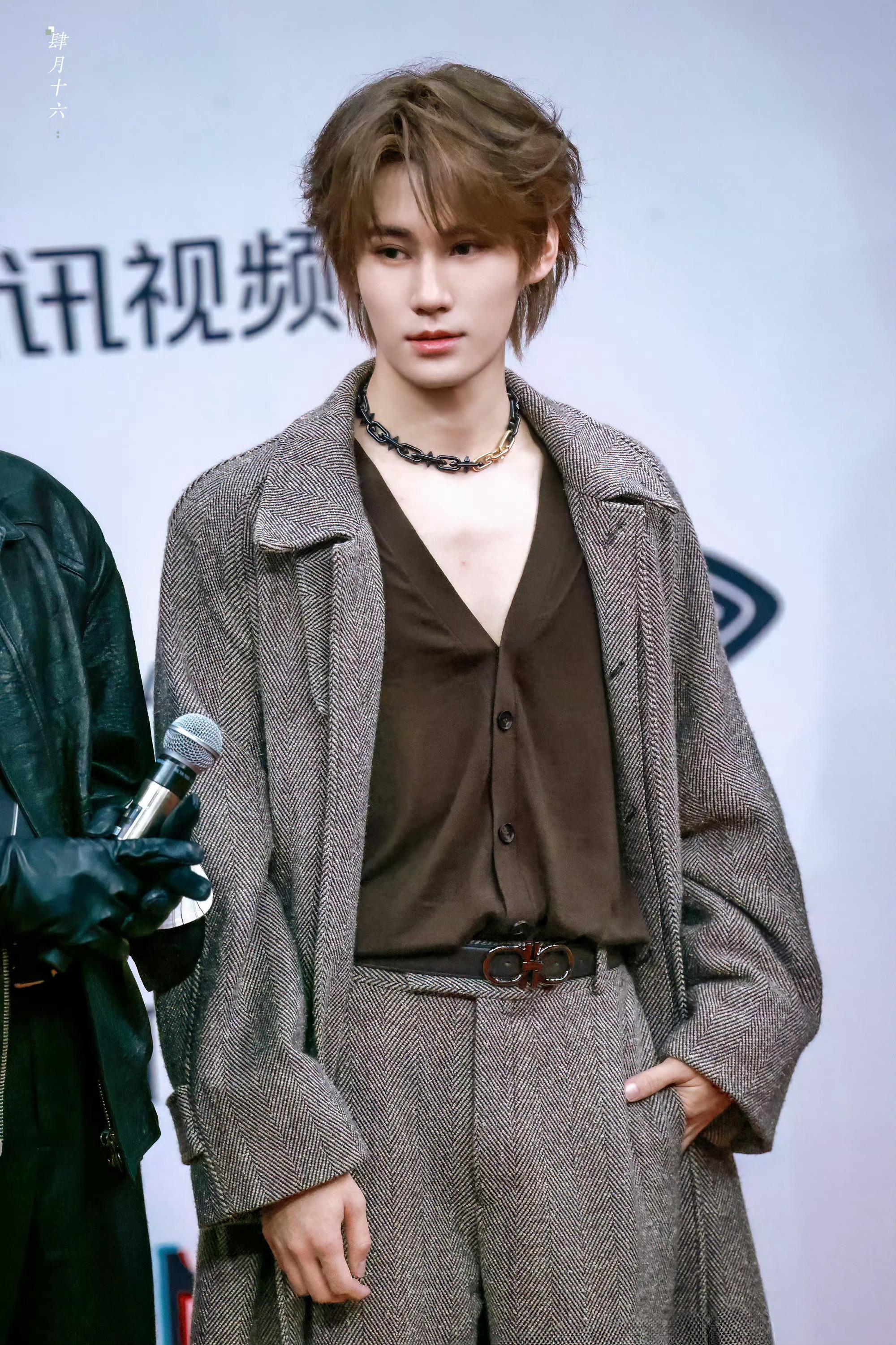 张真源 × 今日 星光大赏 红毯造型 📸深V大衣造型➕Tiffany 珠宝 星