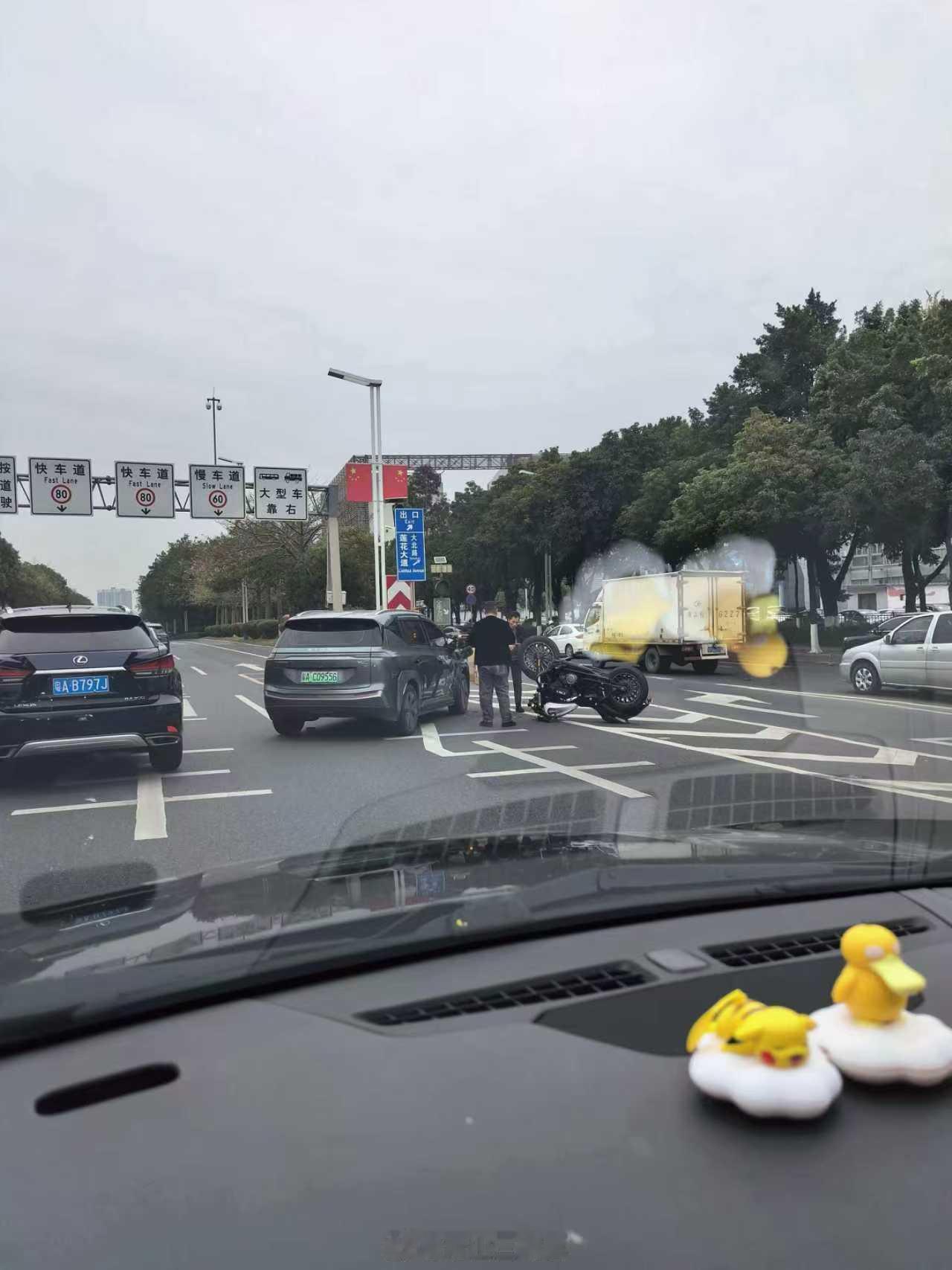 一场很特别的交通意外阿叔都看得一脸茫然，究竟摩托车是怎么样翻身的广州交通安全摩托