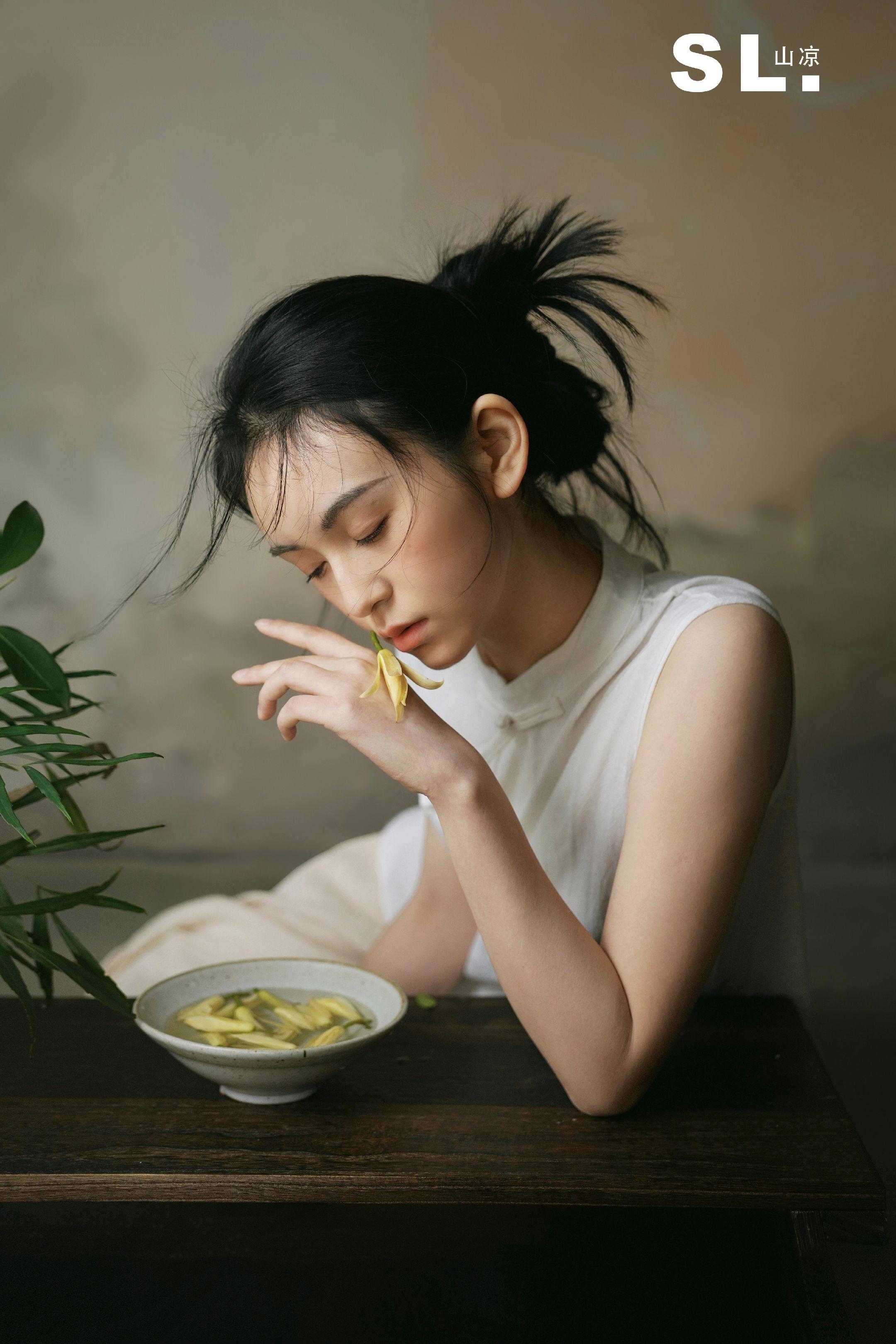 记忆中抹不去的香味。小时候妈妈会用一根白线把两朵黄角兰串在一起挂在我的...
