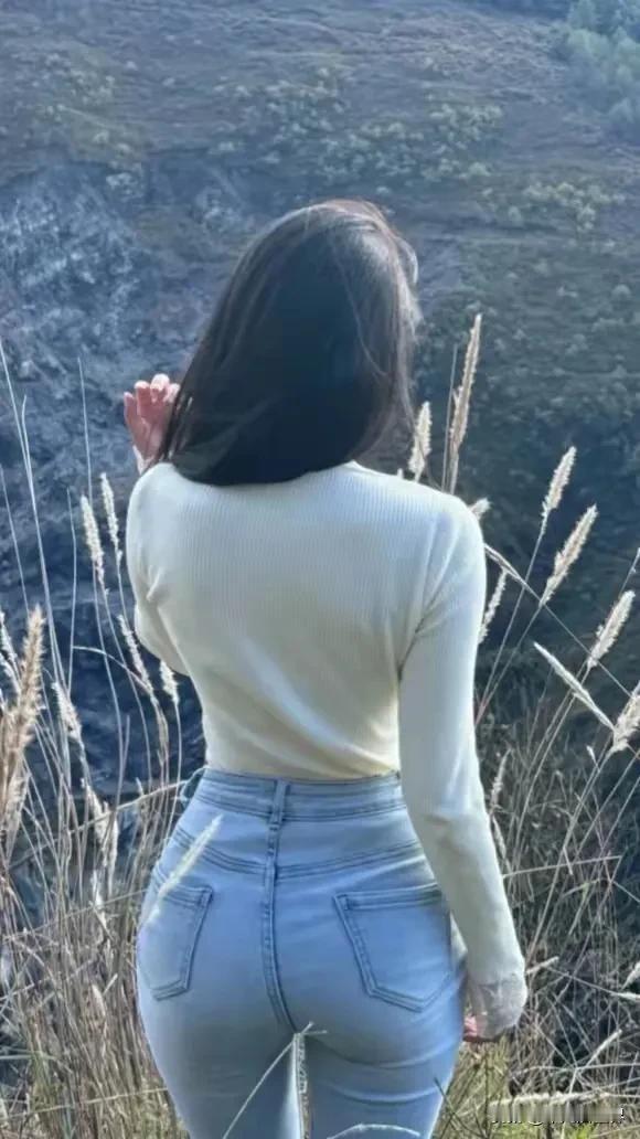 青丝牛仔裤，清风拂面香。背景略感雄浑苍远，背影极具鲜衣怒马之风！