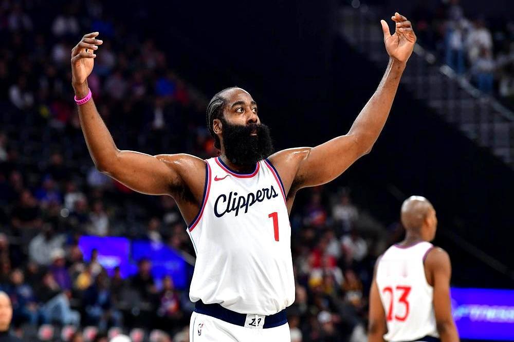 哈登索要8000万，球队宁愿追字母哥，连备胎都不让他当。
 
两年8000万，全