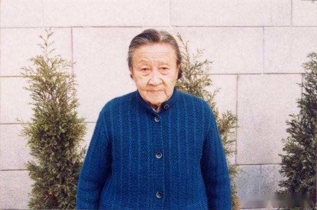 1937年，几个日本兵试图侵犯已怀孕7个月的李秀英。突然，李秀英用头撞墙，随即晕