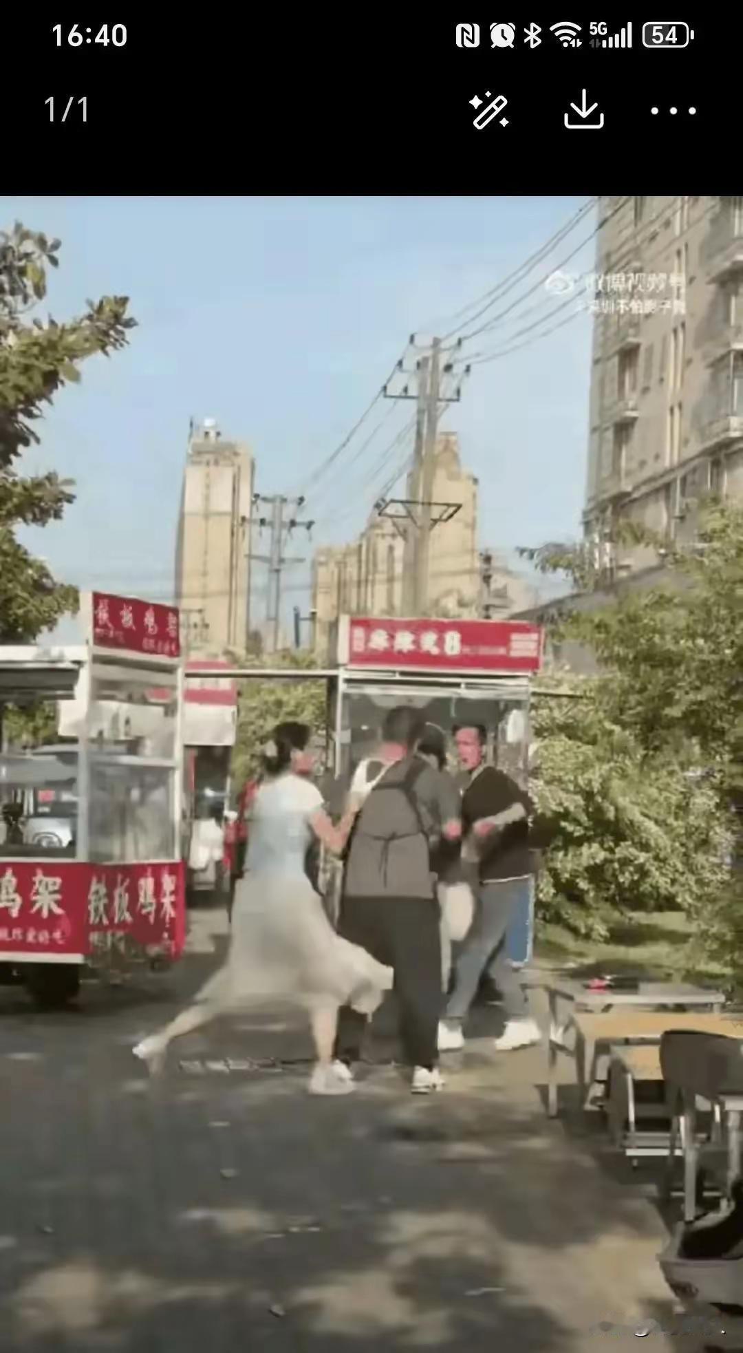 女人当众脱掉内裤套在男人脖子上！冲动失控的闹剧，真的太荒唐
 
刷到一则让人瞠目