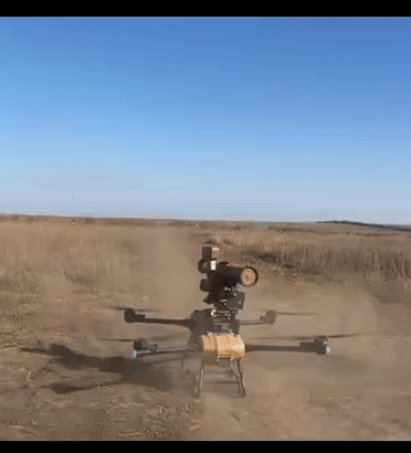 俄军工院所测试无人机携带“巴松管”反坦克导弹，几十公斤的导弹和发射系统，超强的后