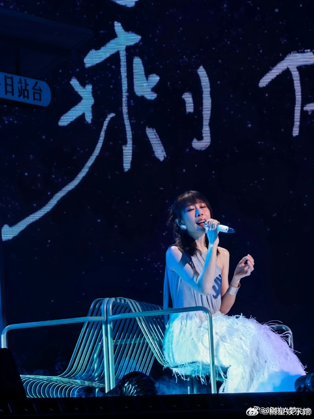 任素汐唱哭了听完整个人鼻子发酸，她是带着故事在唱歌，情绪根本藏不住 