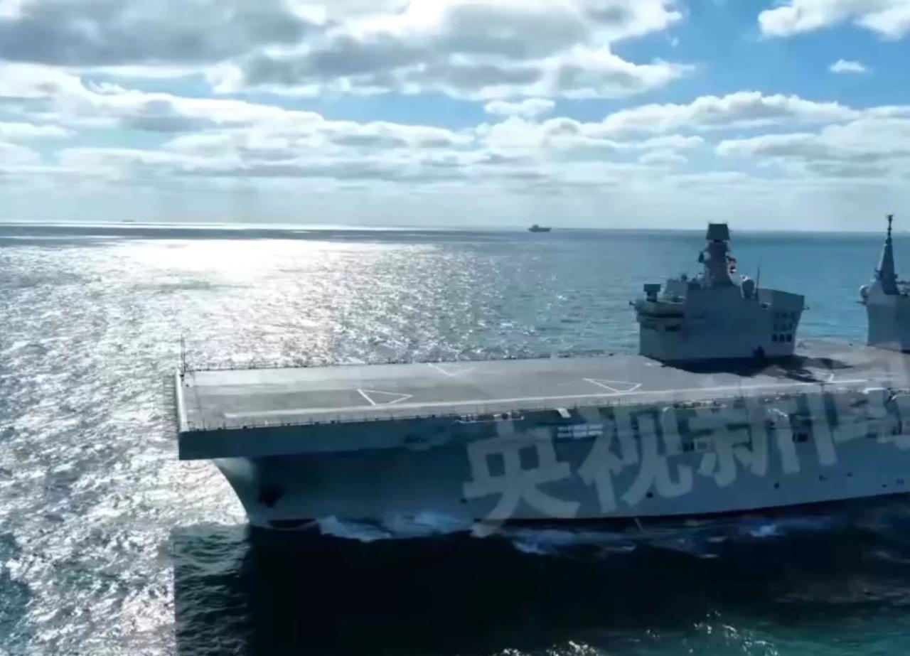 海军四川舰顺利完成首次航行试验11月16日下午5点左右，我国076两栖攻击舰首舰