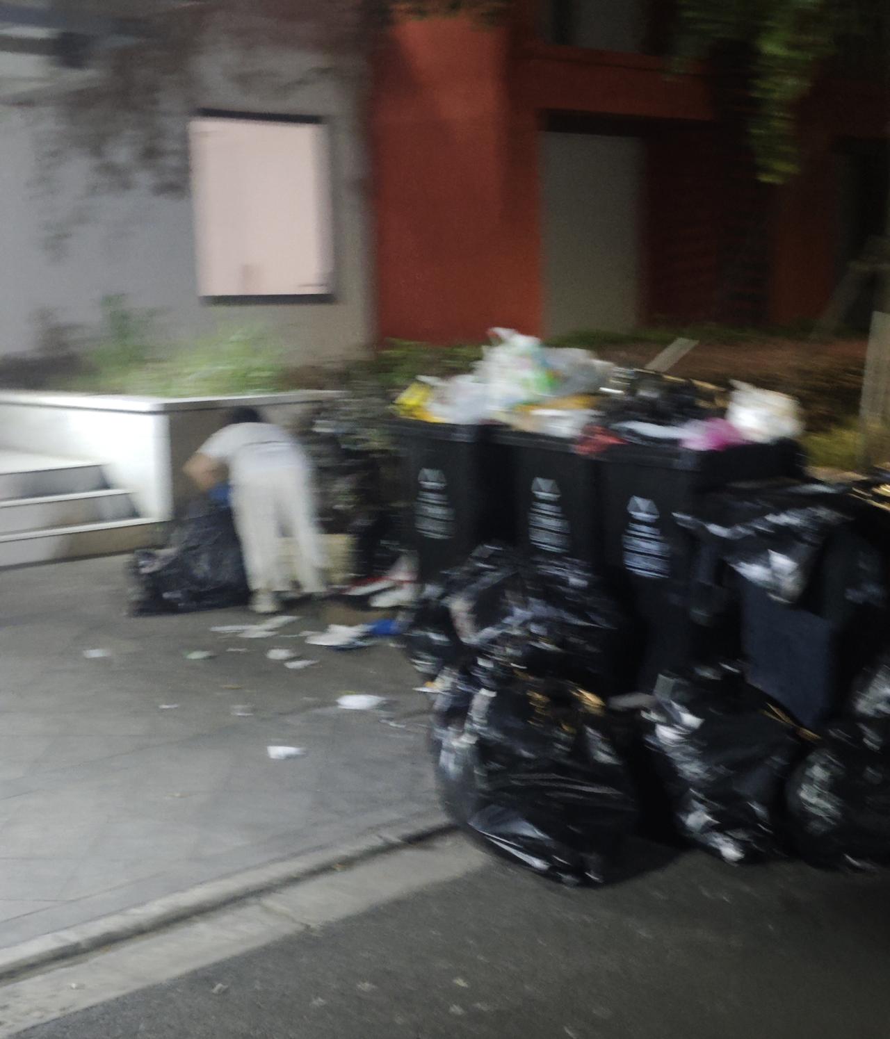 很辛苦很辛酸，若不是迫不得已，谁愿意这样辛苦呢！善解人意，更要学会善待她们。