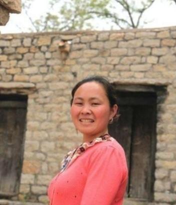 1994年，一名18岁的女孩被人贩子以2700元卖给了一位放羊人，洞房当晚，女孩