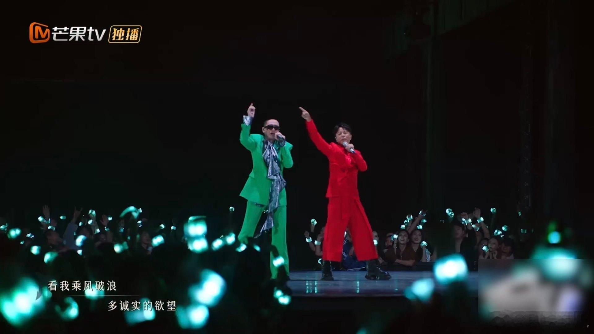 #李克勤梁龙唱跳无价之姐#舞台炸裂，火花四溅！李克勤与梁龙联手演绎《无价之姐》，