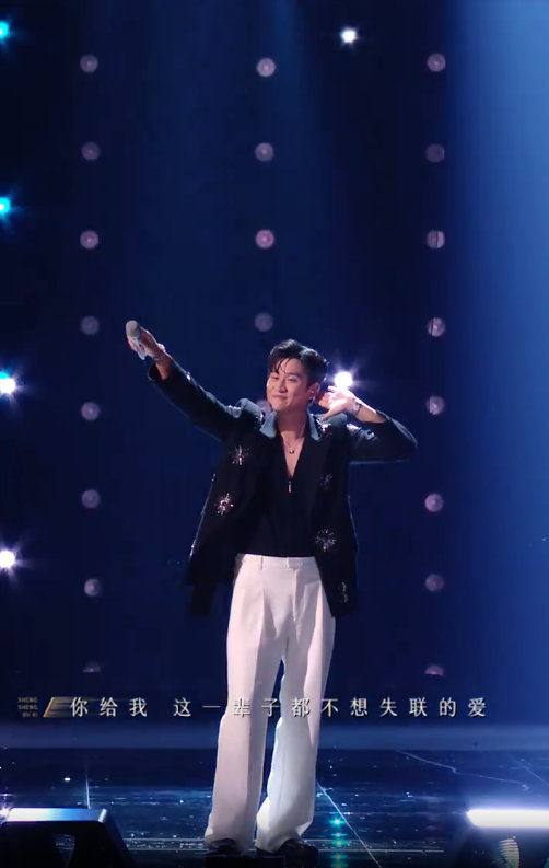 听周兴哲在《声生不息》演绎《永不失联的爱》，标志性的温柔嗓音太治愈。主歌时似轻柔