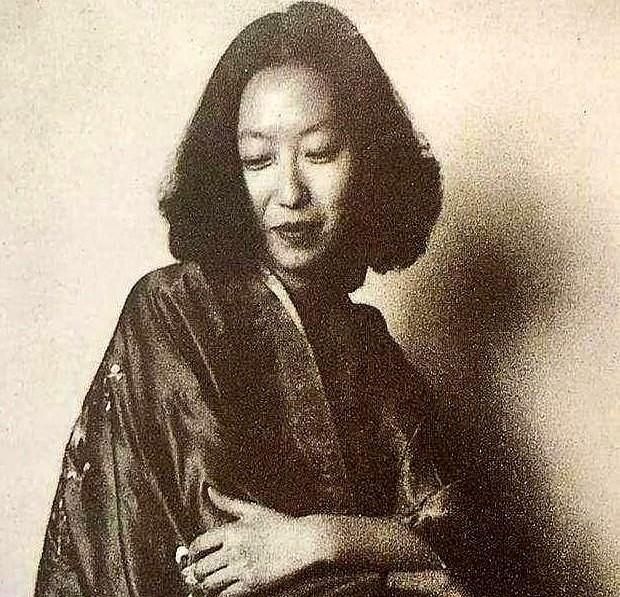 1995年，张爱玲在美国出租屋内去世，尸体一周后才被发现，她一丝不挂地躺在床上，