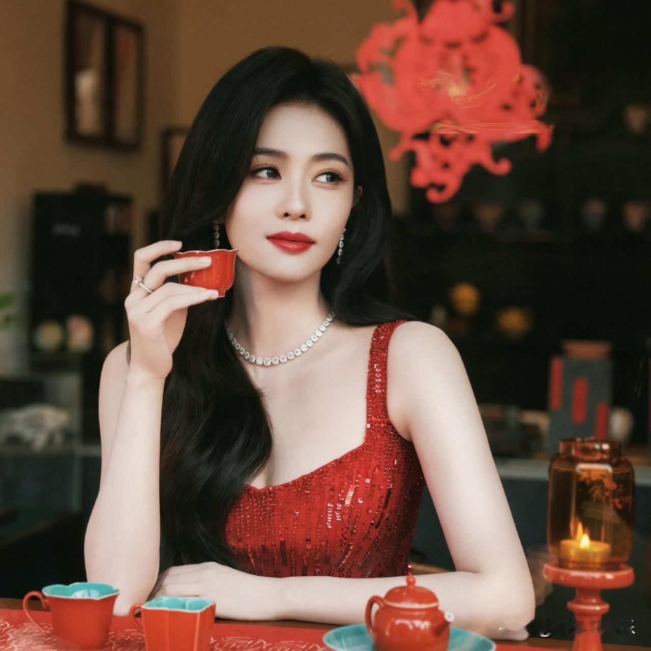 2026年除夕夜，白鹿以亮片裙造型惊艳亮相春晚舞台，成为全场焦点。她身着红色亮片