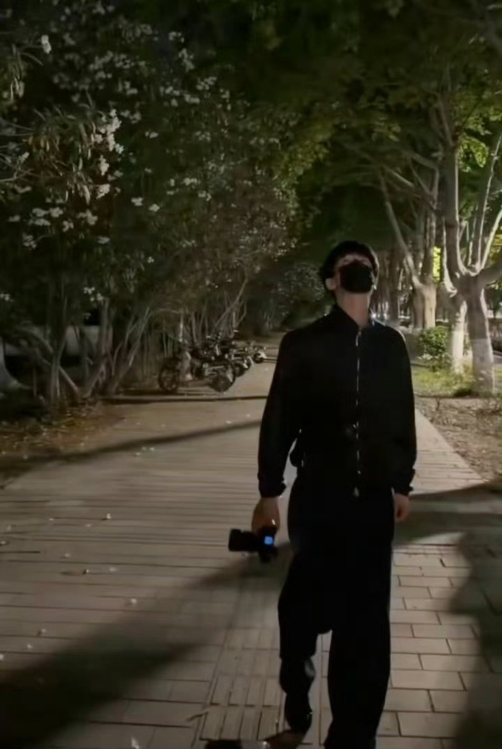 张凌赫替我回答一下张凌赫校园本递上来吧张凌赫替我回答一下，是我！！好羡慕偶遇的网