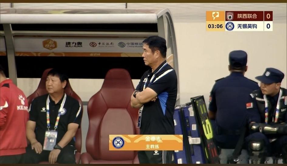 陕西联合在主场迎战无锡无钩的上半场比赛结束，主教练陈涛派出了两个外援伊兰杜斯特和