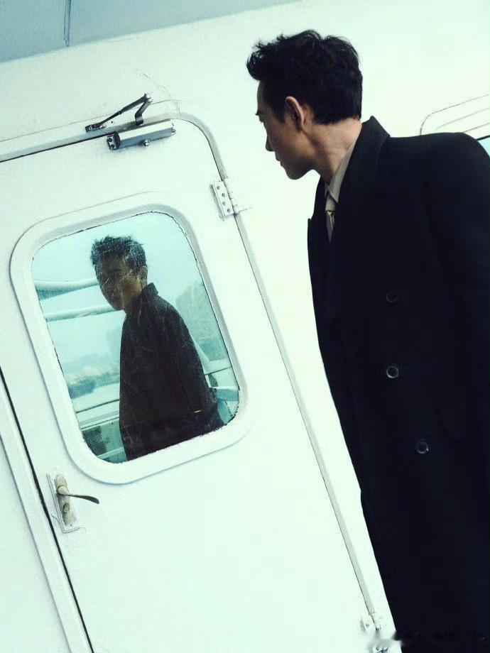 叔圈开挂！罗晋状态回春杀疯了！181cm宽肩长腿配利落短发，生图里下颌线锋利到戳