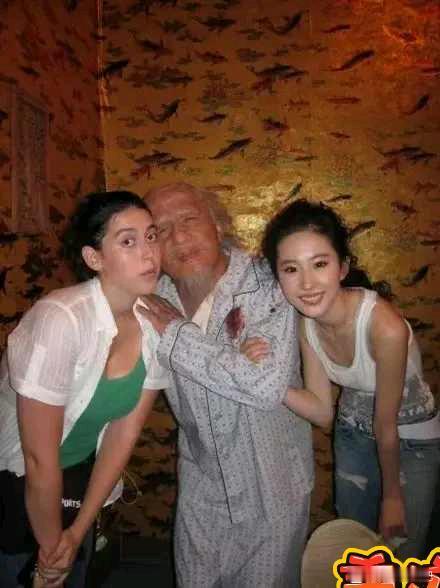 天呐，中间这个人竟然是成龙，差点没认出来 