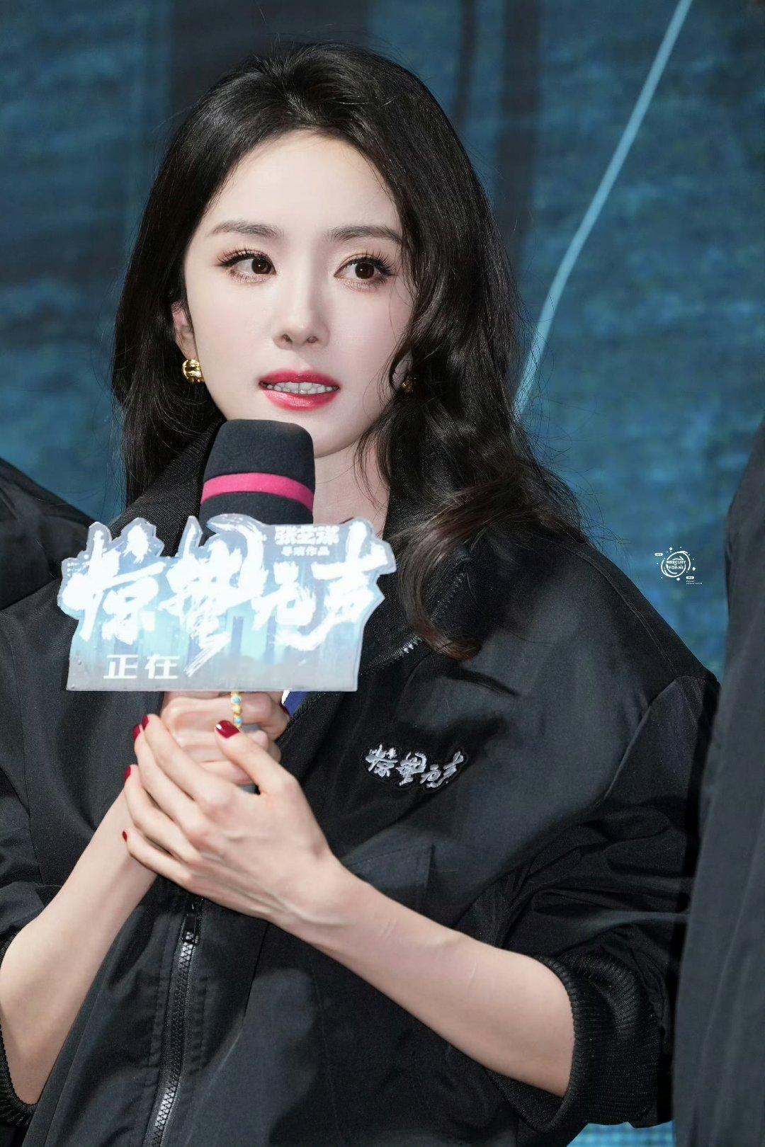 刘诗诗给杨幂拿话筒白帆又水灵灵的全网好评了 杨幂好棒