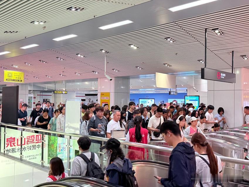 四天累计送客759.13万人次，日均189.78万！
对比2025年同期大涨26