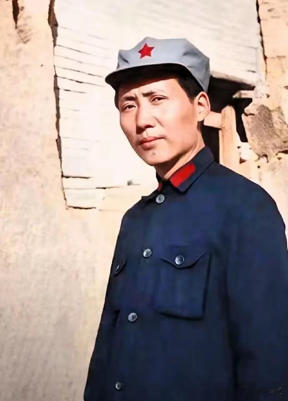 霜冷戎装，身姿挺拔，英姿飒爽。