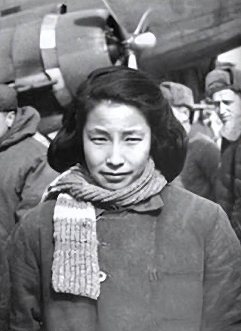 1949年国庆那天,乌鲁木齐街头,画像被画像里的人给撕了。

抬画像的群众还没反