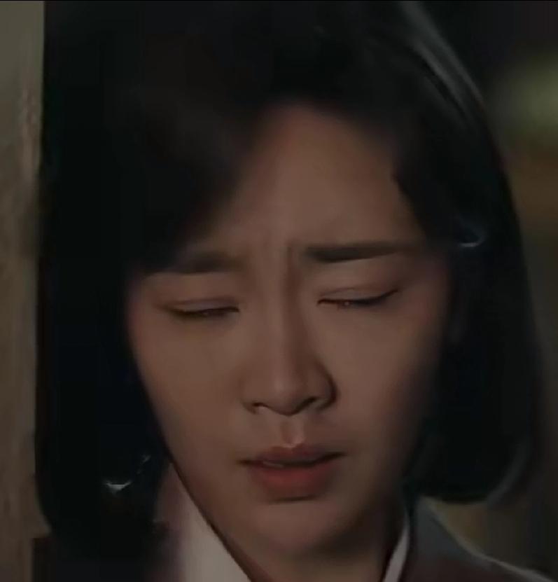 刘成出轨那天，元媛在门外站了整整四十分钟。
她没哭没闹，只是看着手里那张皱巴巴