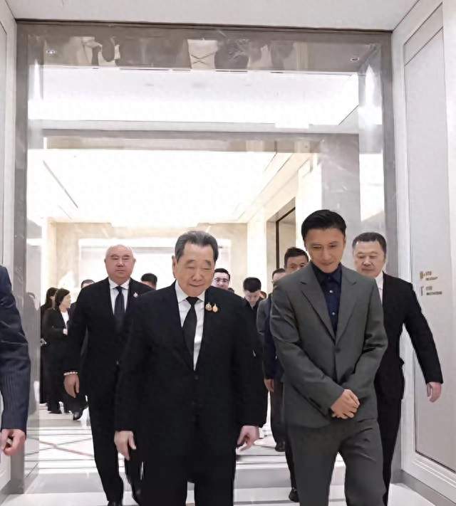 谢霆锋访泰会面！87岁谢国民眉眼有福相，执掌千亿商业帝国