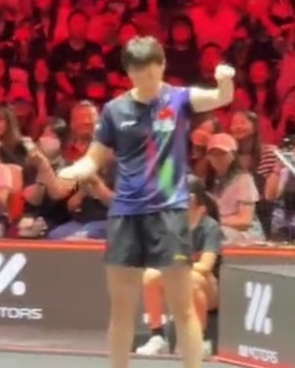 看到比赛场上球员的衣服抽丝，想起了以前买到的一双鞋子，穿了不到半年就烂帮了。是第