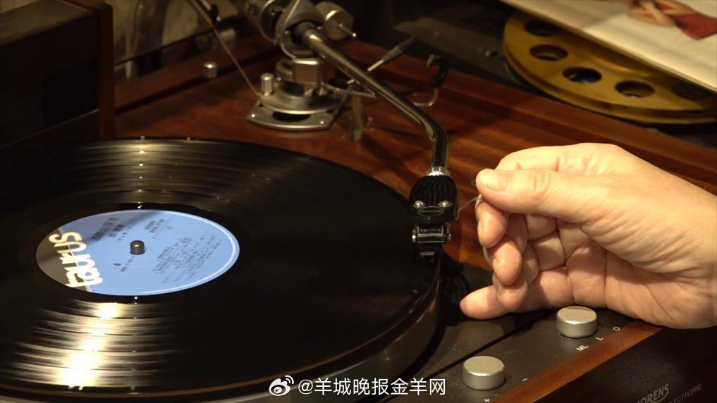 #早安# 周日清晨的七点半。世界像一台刚上过发条的老唱机，吱呀着开始转动。茶壶在