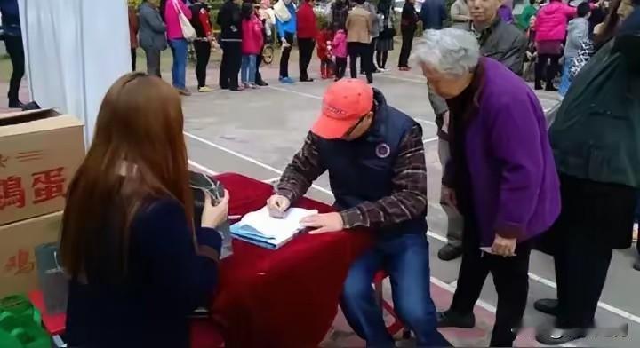 你身边老人遇到过扫码送礼骗局吗？千万不能贪这种小便宜了，遇到这种情况可立马报警。