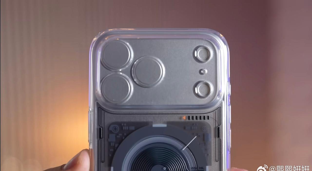 明年iPhone 20 Pro机身小幅加大的原因似乎找到了：

从iPhone 