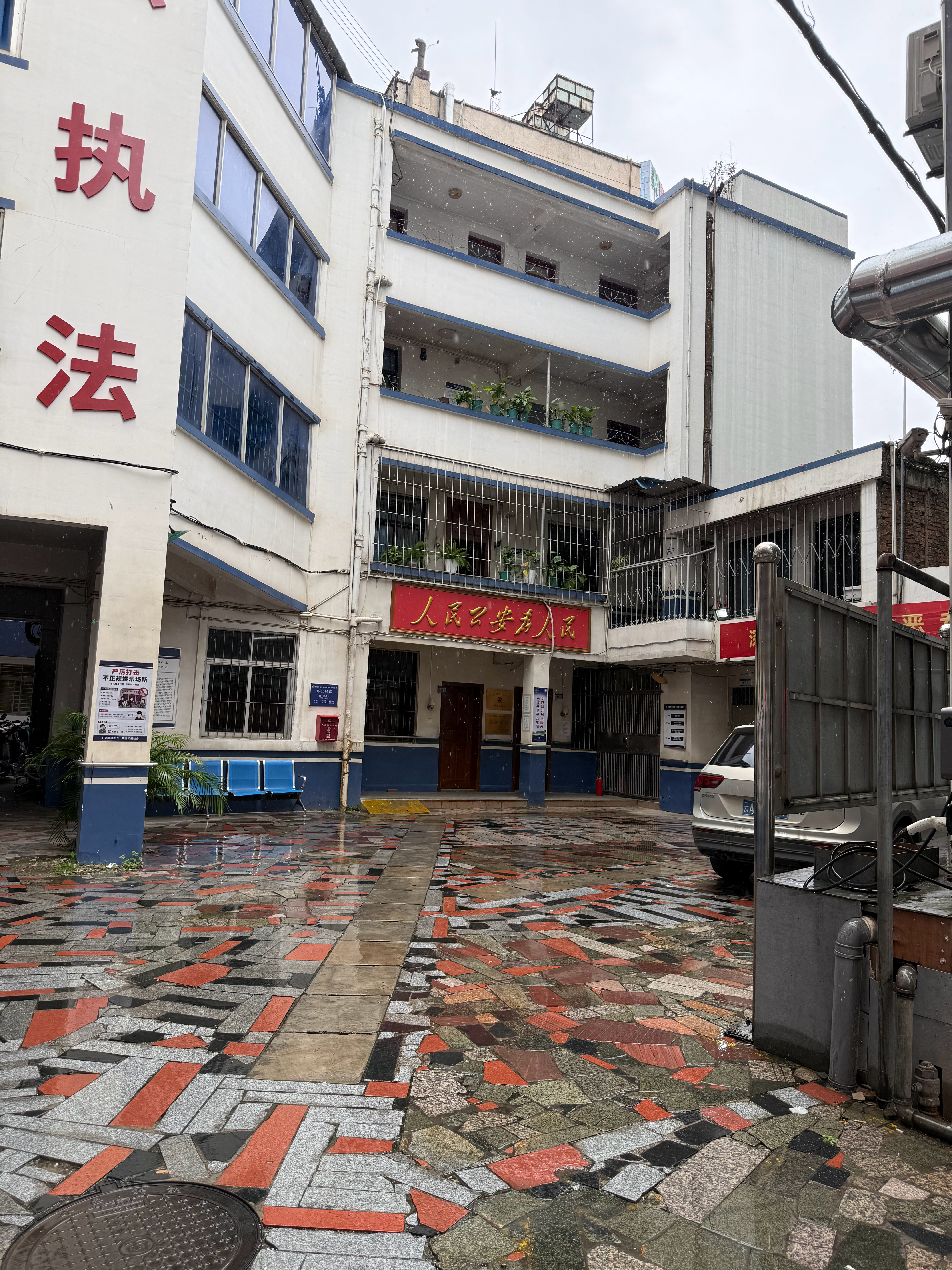 今天要离开昆明了，呼吸草莓味空气的时光美好又短暂，心中充满淡淡忧伤，好不舍啊刘宇