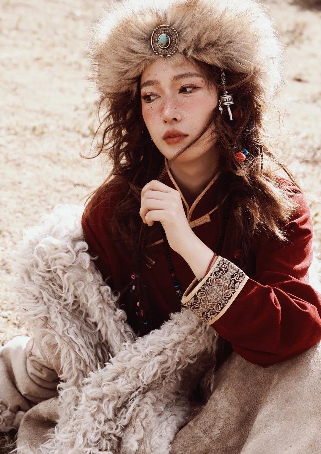 东方甄选YoYo在社交媒体平台发文：注意看，这个女孩叫小美，她身无分文，但家里养
