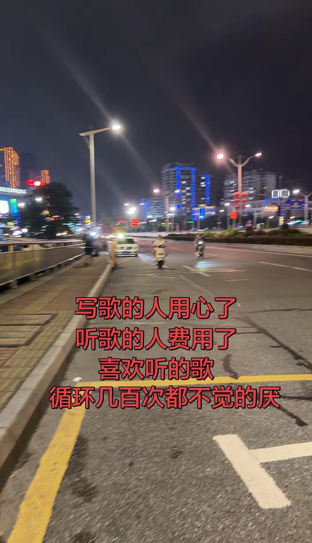 一个人在不在乎你，发个信息就知道了，在乎你的人是不会让你久等的，就算他在洗澡，也