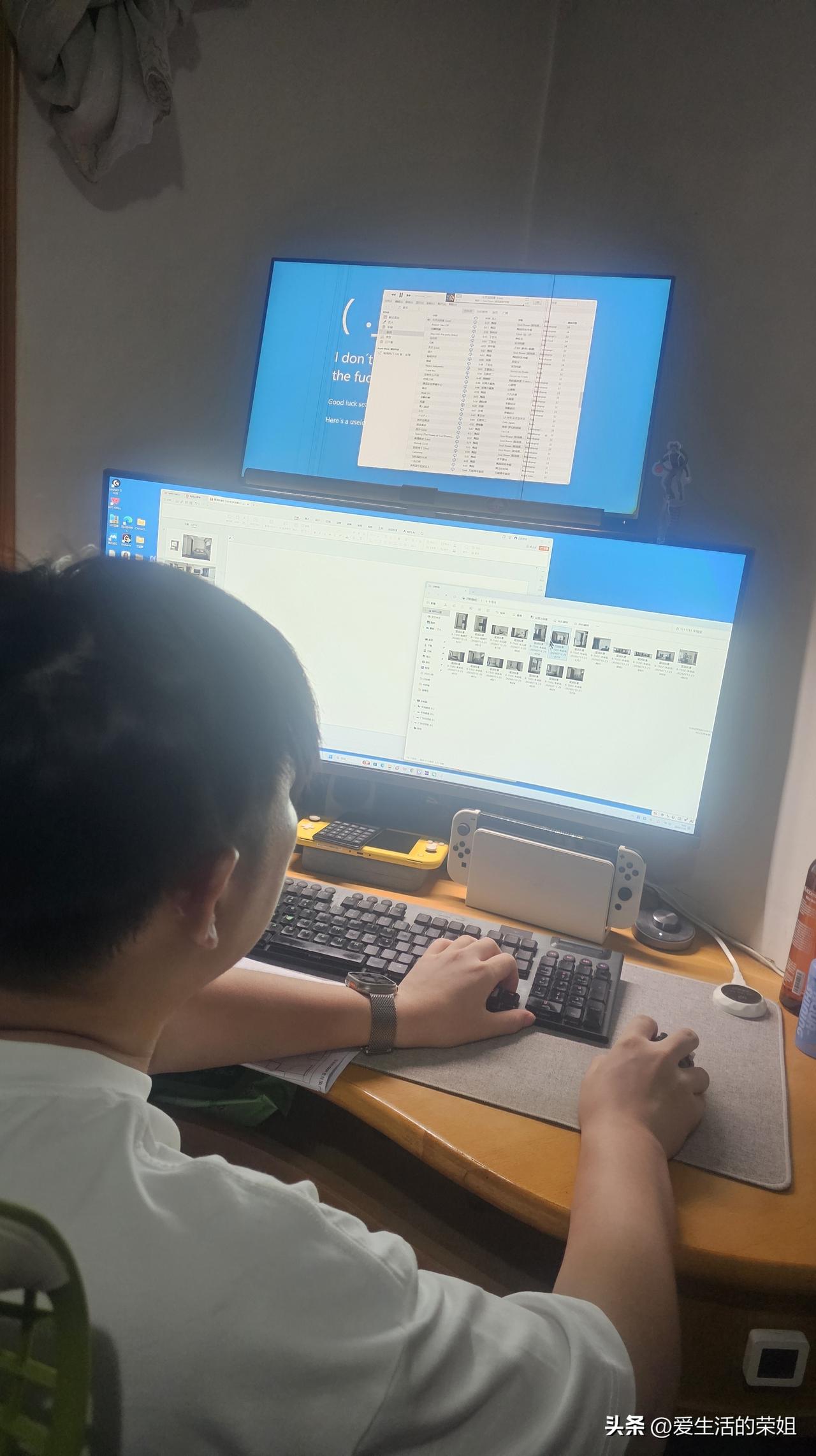 儿子昨天发工资了，看到他开心的样子，我也开心。

昨天晚上他忙到8点多才到家，我
