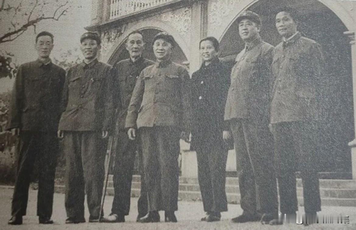 1979年，左起：潮安市委副书记周文达，五十五军政委阎寿湖，老赤卫队员柯鸿才，粟