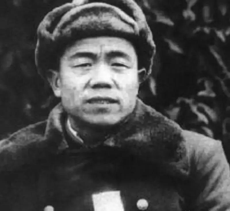 1965年，聂凤智将军在疗养院休养时，发现年轻的女护理员沉默寡言，少有笑容。有一