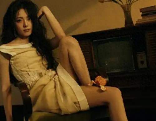 赵今麦的裸足瞬间：跳出精致框架的少女松弛感