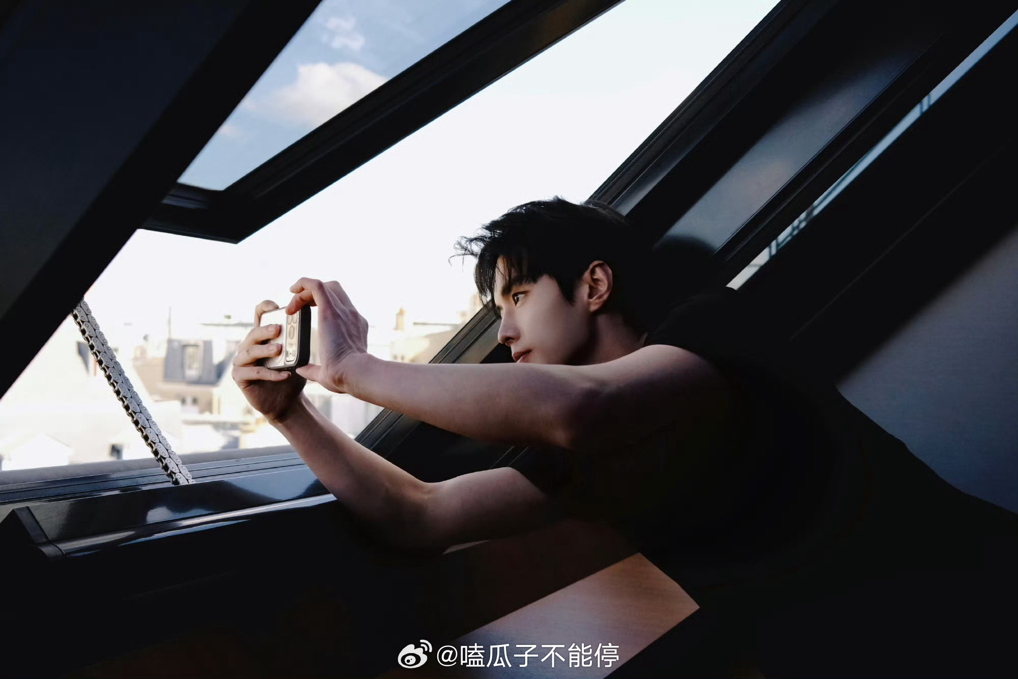 黑衣的何与越素越帅