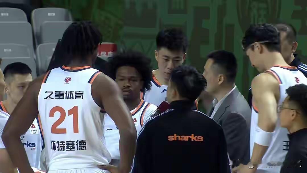 南京两个人就把上海男篮按在地上摩擦一个上海弃将小郭一个老外，久事男篮准备了大半年