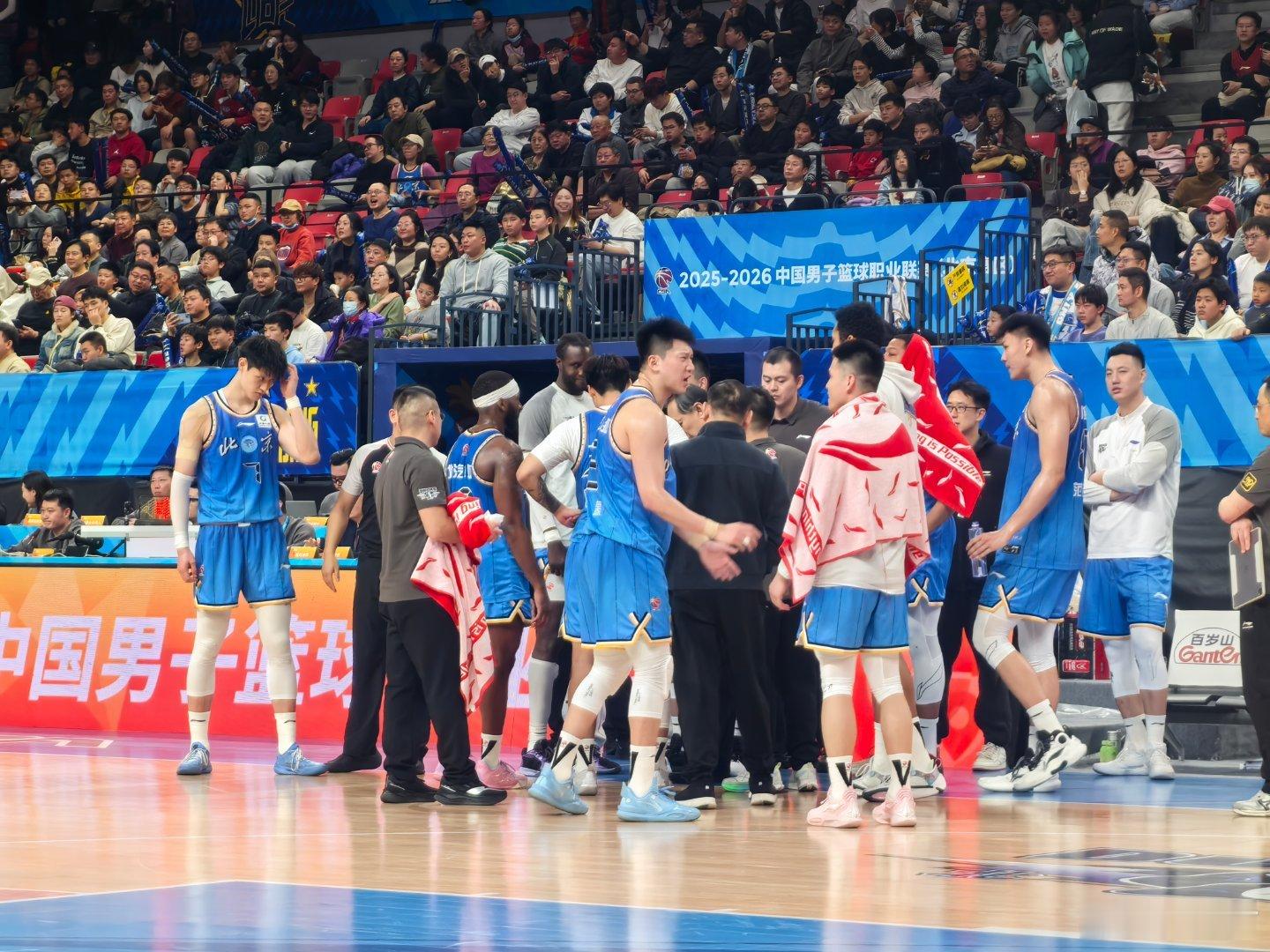 北京男篮vs福建男篮 我觉得第四节还是应该上大外援，对方非常会防杰曼，让他有点抬