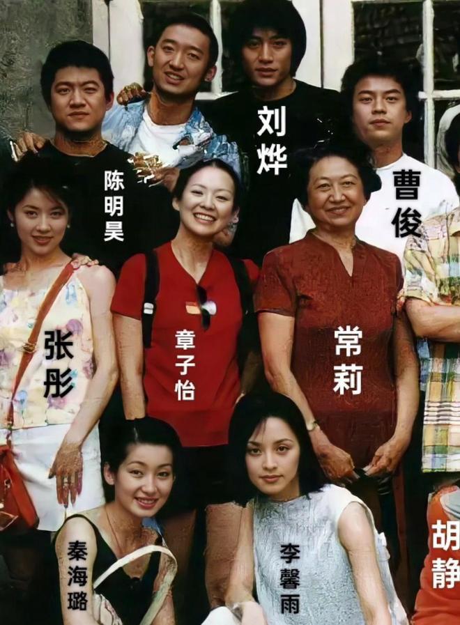 演员秦海璐说：“大学期间，我跟章子怡玩的多一点，因为班里我俩最小，而且我俩是头对