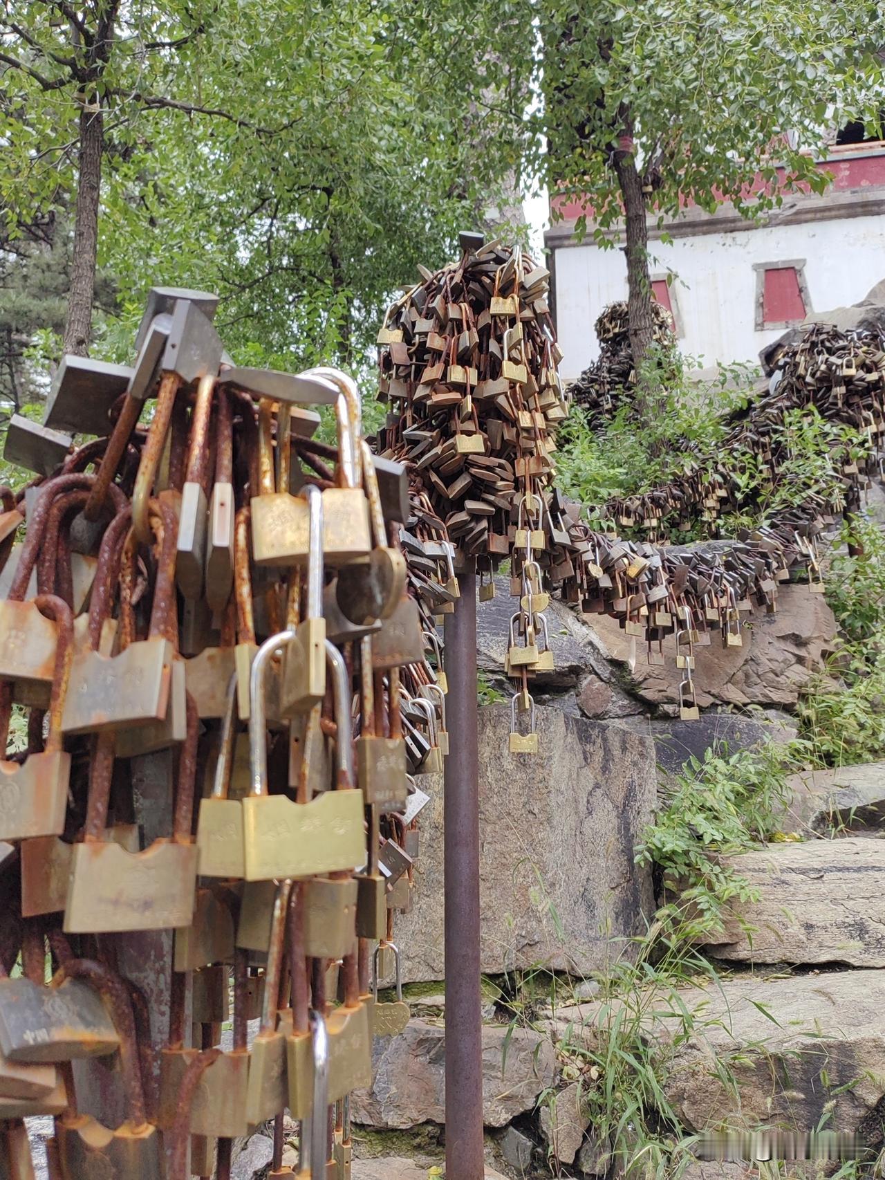 《锁爱》

爱情庙里许了愿

海沽石烂心不变

拜佛发誓铁锁链

到底能有多少爱