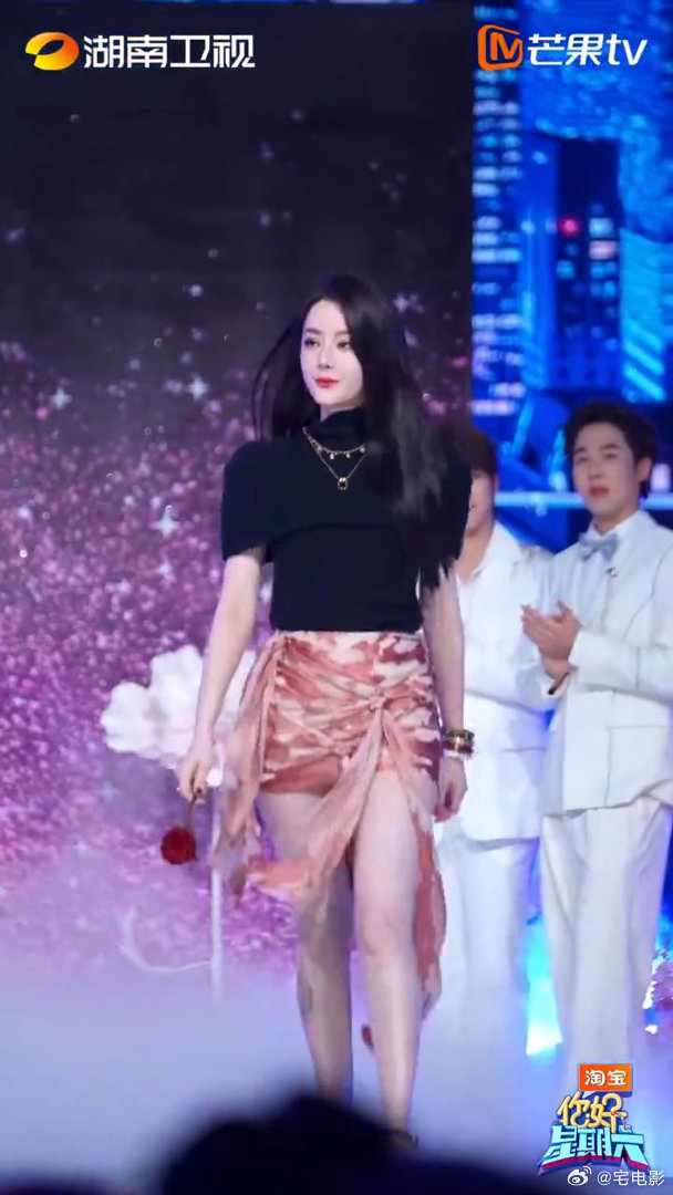 迪丽热巴Hi6开场舞台你好星期六迪丽热巴的开场舞台一亮相便自带高光，聚光灯下气场