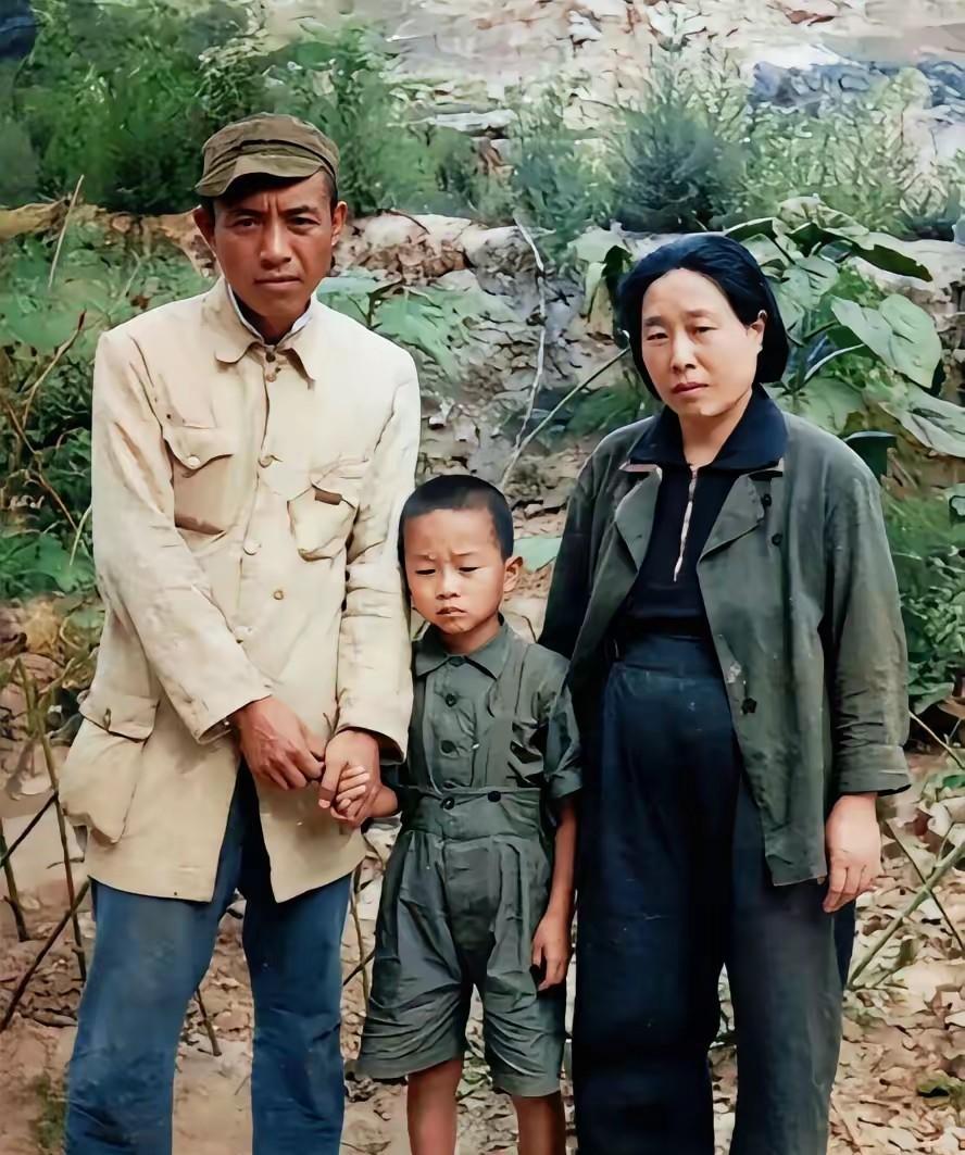 一张老照片，留下李培之失去王若飞后的日子，一张照片能留下什么？有时不是热闹场面，