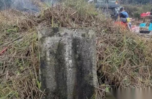 贵州女子给母亲扫完墓，她发现旁边还有一座长满杂草的墓，好奇之下扒开杂草，没想到，