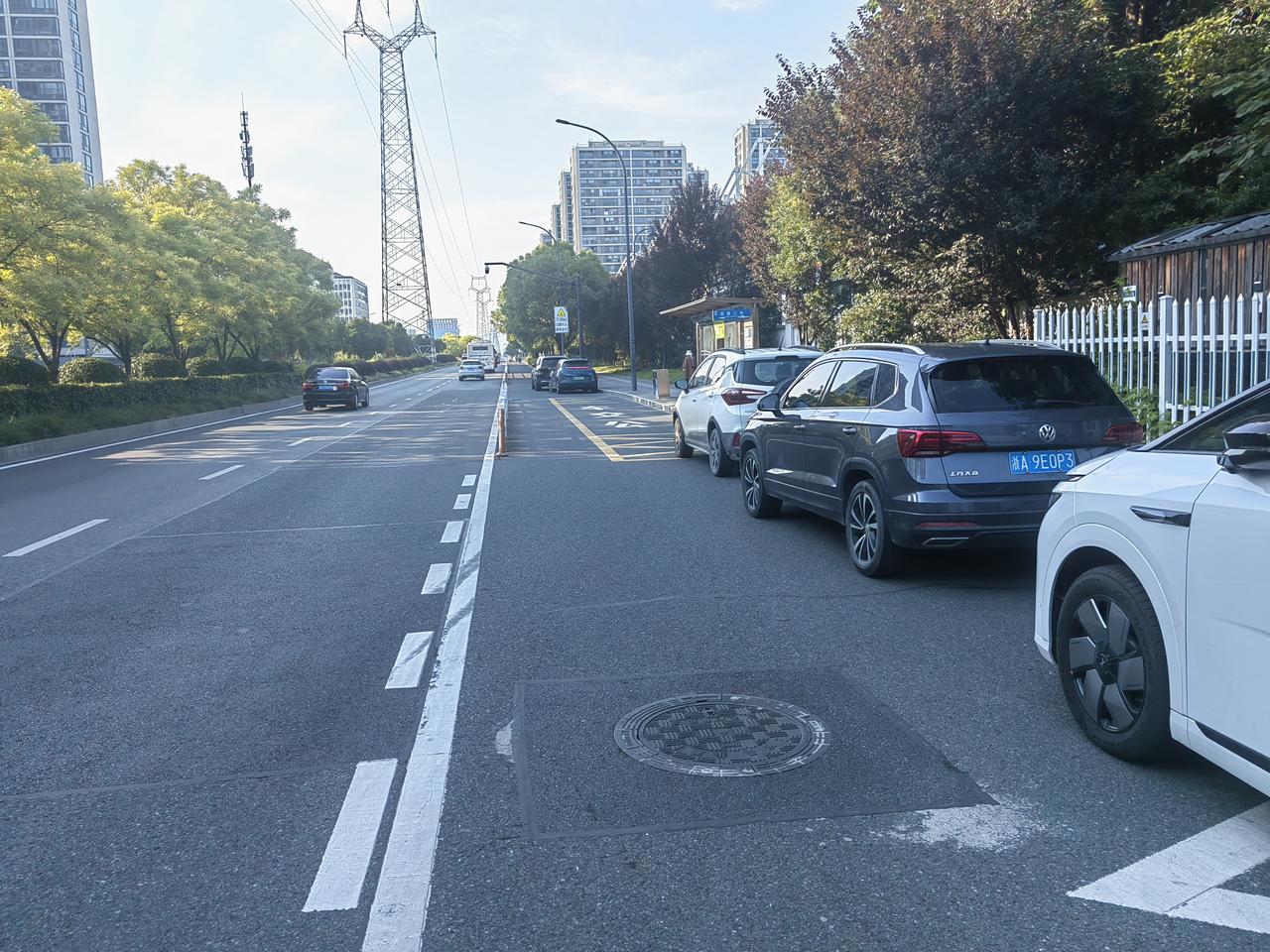 公交车的无奈:
因有车辆违章停车，公交车无法进站下客。